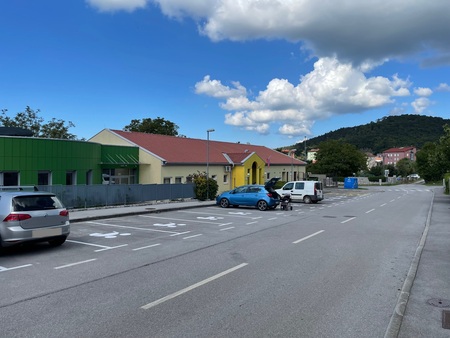 Urejeno parkirišče pri enoti Lehte v Sežani; Vir: Občina Sežana